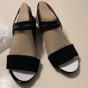 Life Stride Black Open-Toe Sandals. NIB